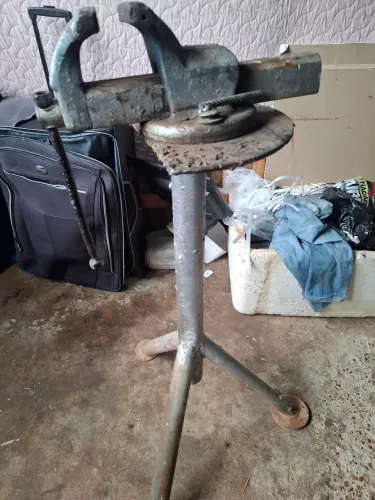 Torno com tripé