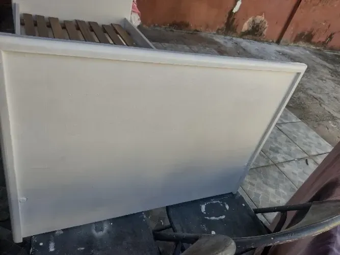 Cama infantil de madeira na cor branca acompanha o colchão