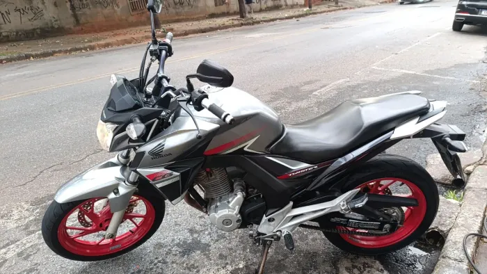 Vendo CB 250 Twister - Ótimo Estado