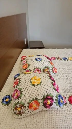 Colcha em croché com almofadas