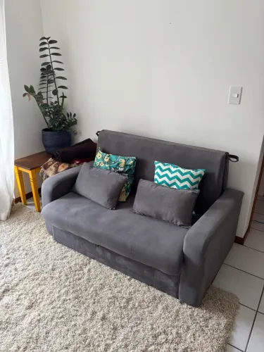 Sofá-Cama Cinza 1,35 m com Baú + 2 Almofadas