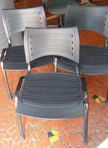 Vende-se cadeira de escritório as 3 saindo por 200 reais