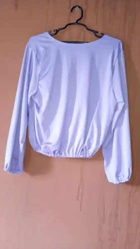 blusa de manga .com a barriguinha de fora
