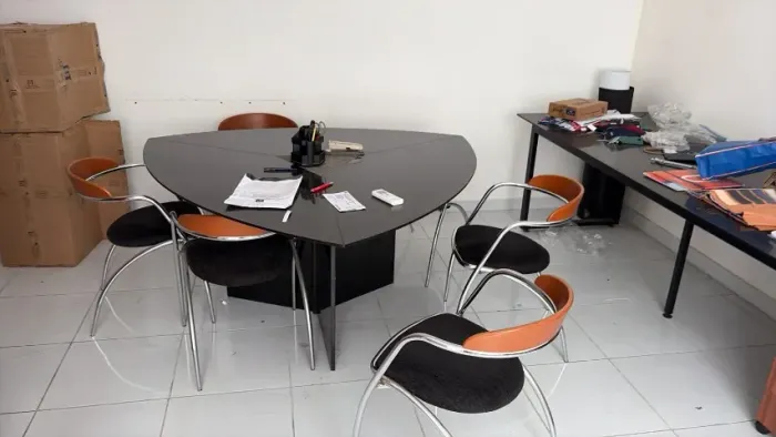 Mesa Granito Preta 6 lugares c cadeiras e 2 Bancadas 2.2x1.0 m, mais 2 móveis de madeira
