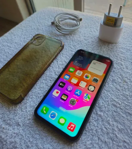 IPHONE 11 64GB IMPECÁVEL TODO ORIGINAL, NUNCA ABERTO ( com case, cabo e fonte )