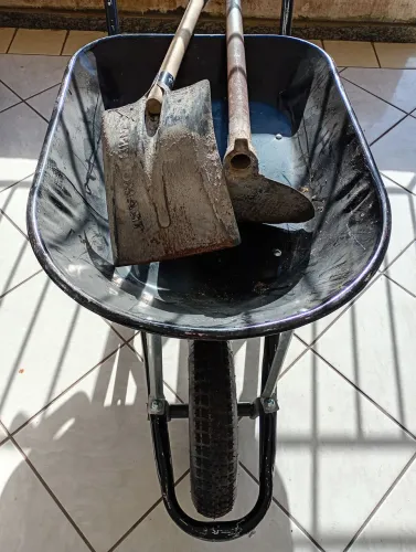 Vendo um carro de mão sime novo e uma par e uma inchada