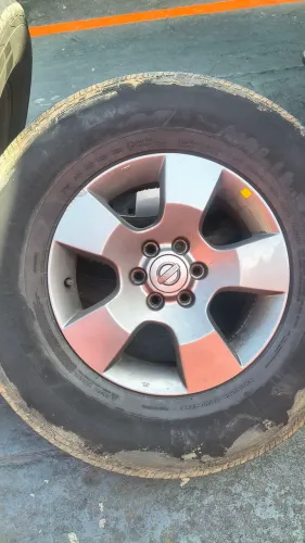 Jogo de rodas aro 16 da Nissan frontier com pneus muito bons