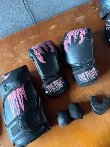 Vendo kit box/muay thai, feminino (tamanho 12) com pouco tempo de uso.