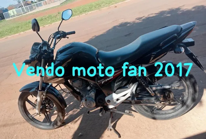 Vendo moto Fan 2017 preta com detalhes de uso.