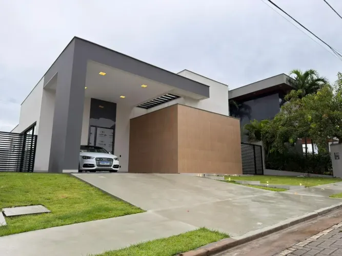 Vendo Casa no Alphaville, 250m², 04 Suítes, 04 Vagas de Garagem.