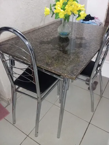 Mesa com pedra de mármore 