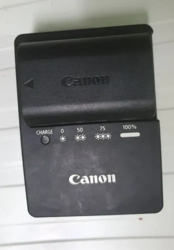 Carregador Canon LC E6E com bateria originais.