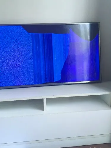 Vendo uma tv pra quebrada pra técnico arrumar,e tv bateu e ficou com a tela assim