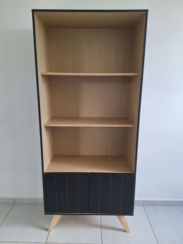 Estante Livreiro Retrô com Pés Palito e 2 Portas - Preto / Amadeirado