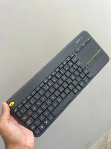  Teclado Logitech K400+ com Touchpad Integrado