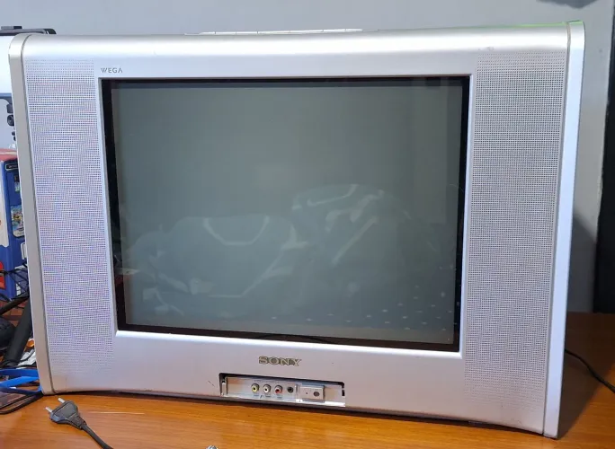 ? TV de Tubo Sony Wega 21 Polegadas - Retrô e Clássica