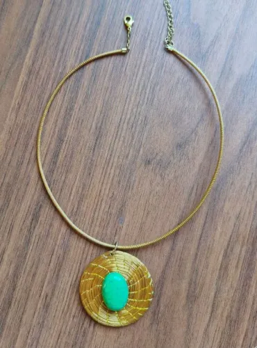 Colar Capim Dourado com pedra verde esmeralda