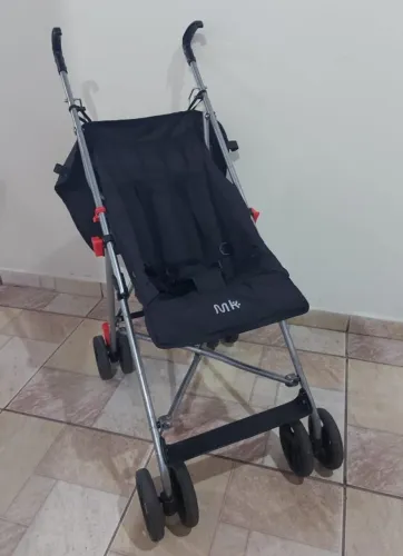 Carrinho de bebê guarda chuva
