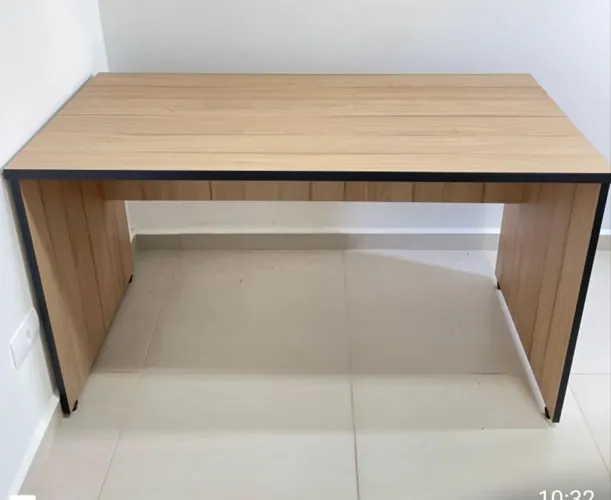 Escrivaninha Comprimento 1,30m<br>Largura 60cm<br>Altura 70cm