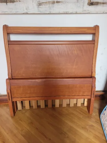 IMPERDÍVEL! Cama de viúva de Madeira maciça. Moderna e nova!