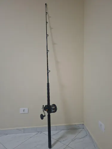 Conjunto vara e carretilha para pesca pesada.