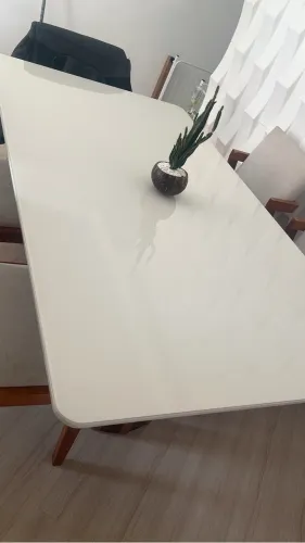 Mesa de jantar de madeira maciça com tampo de vidro medindo 1x1,80 com 6 cadeiras