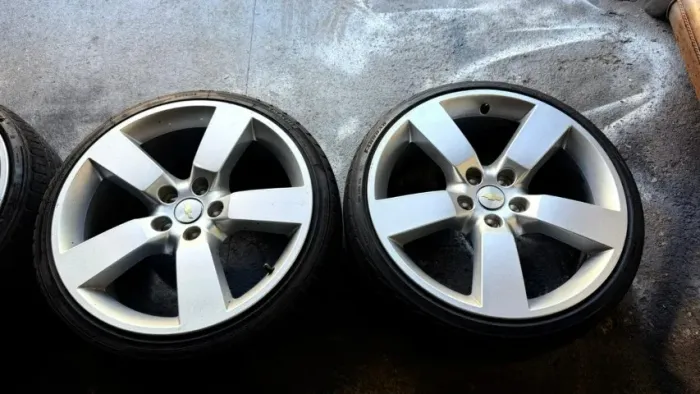 Jogo de Rodas 20" com pneus Original Land Rover Defender 2025 