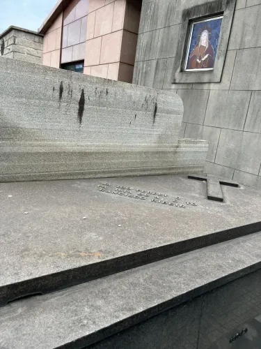 (QUITADO) Jazigo Perpétuo de Granito Preto São Gabriel- Cemitério São Francisco Xavier