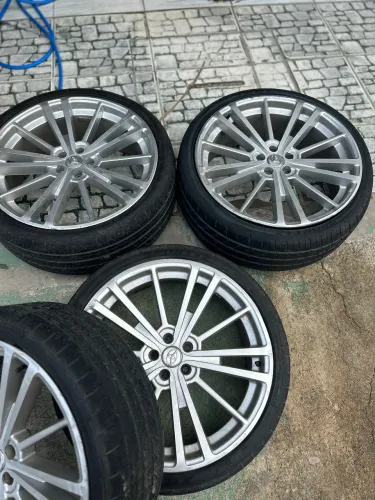 Vendo Rodas RARAS com 3 pneus NOVOS