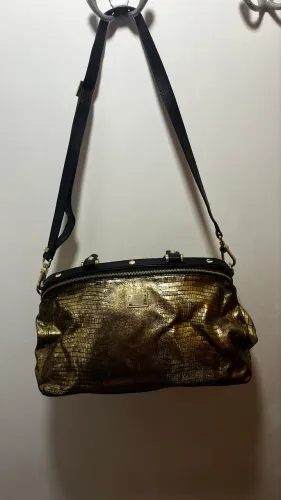 Bolsa Luz da Lua dourada em couro