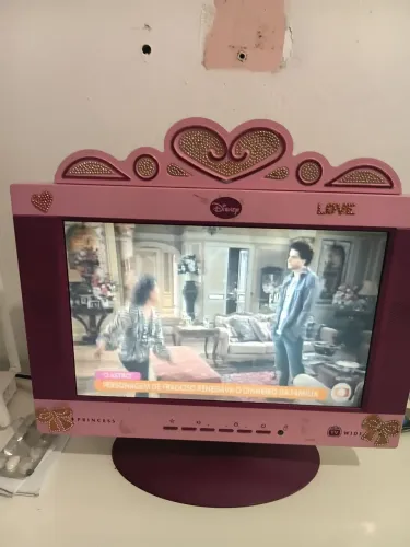 Vendo uma televisão pequena muito boa pra quarto de criança