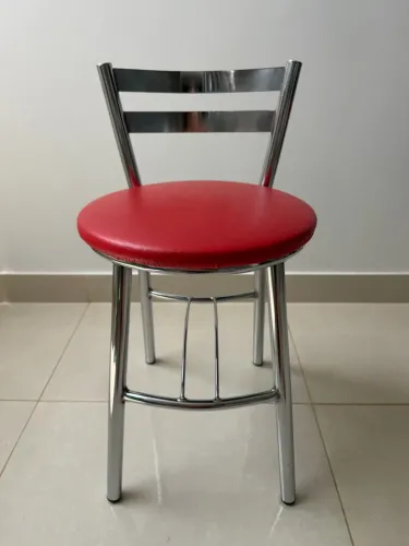Banqueta cromada com assento vermelho