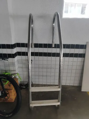 Escada de piscina