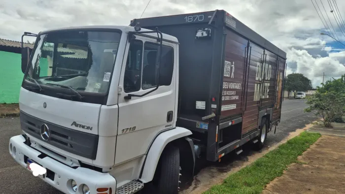 Mb atron 1719 com baú  de bebida