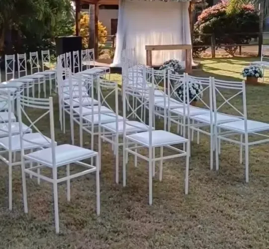 Vendo cadeiras de ferro aconchoadas brancas