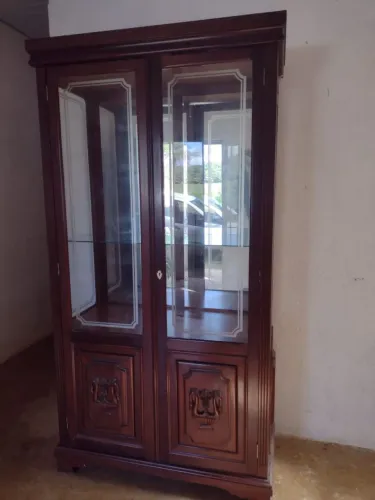 Cristaleira em sucupira maciça