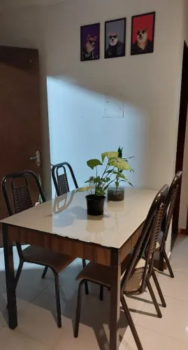 Mesa com quatro cadeiras