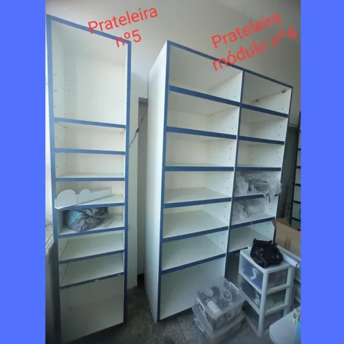 Estante com prateleiras 