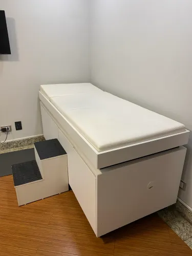 Maca para consultório em MDF branco - excelente estado