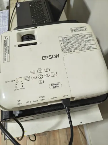 Projetor Epson x24 pouco uso detalhe 