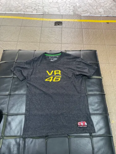 uma camiseta VR46, a marca de vestuário e acessórios do lendário piloto de MotoGP 