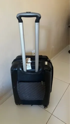 Mala preta em boas condições, precisa trocar as rodinhas