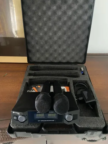 SISTEMA DE MICROFONE KADOSH com 2 microfones um sistema UHF. Microfones sem fio pretos.