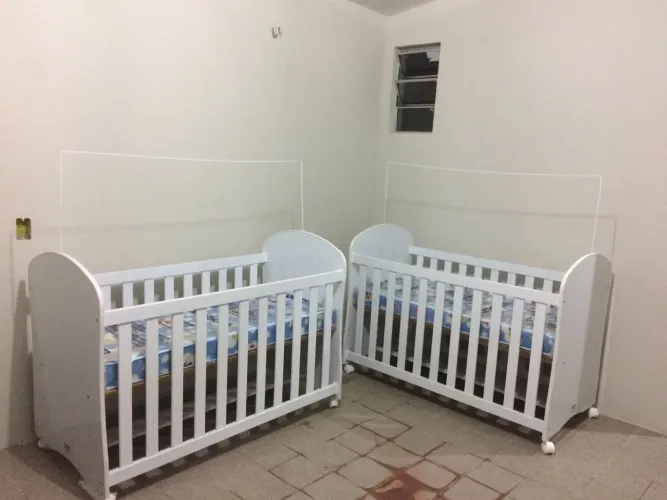 Berço que vira cama e acompanhado do colchão