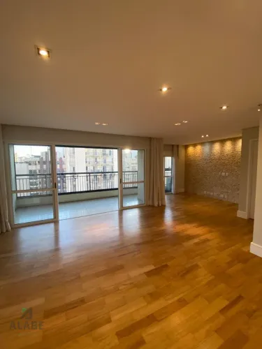 Apartamento com 125m² em Moema com 3 quartos, sendo duas suítes e Sacada fechada