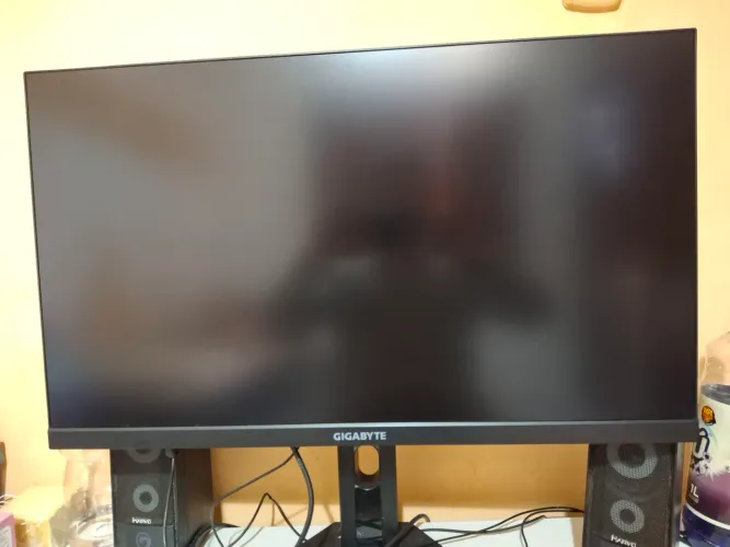 Monitor gigabyte m27q 170htz perfeito com kvm apenas 18 meses de uso .