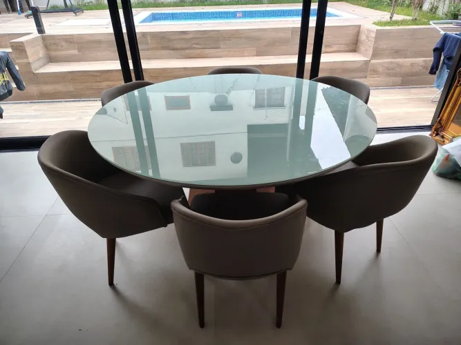 Mesa de jantar redonda 1,5m diâmetro com 6 cadeiras de corino 