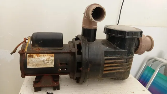 MOTOR WEG DANCOR 1/2 CV Bivolt TRAVADO ROLAMENTO ,PRA CONSERTO OU RETIRAR PEÇAS