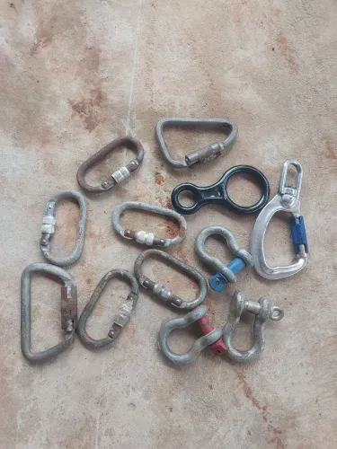 Cinto de segurança tipo paraquedista e mosquetoes