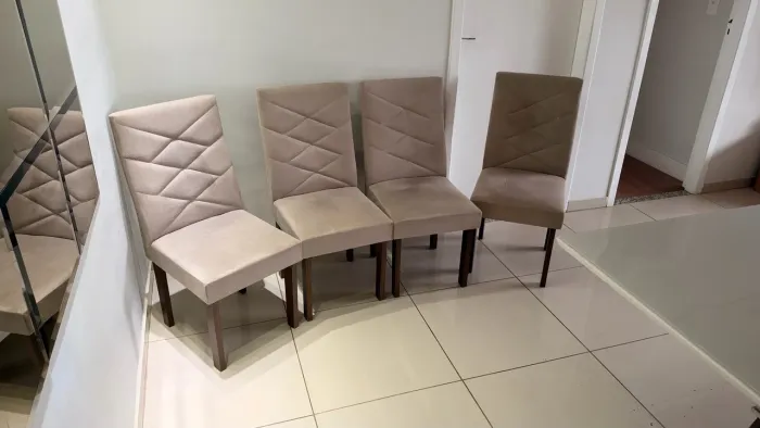 Jogo com 4 cadeiras para mesa de jantar na cor Beige/marrom em perfeito estado